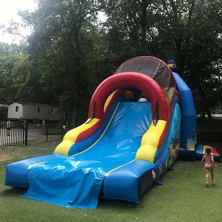 Particulier Loue Mobil-home Dans Le Parc Siblu Kamp alanı *